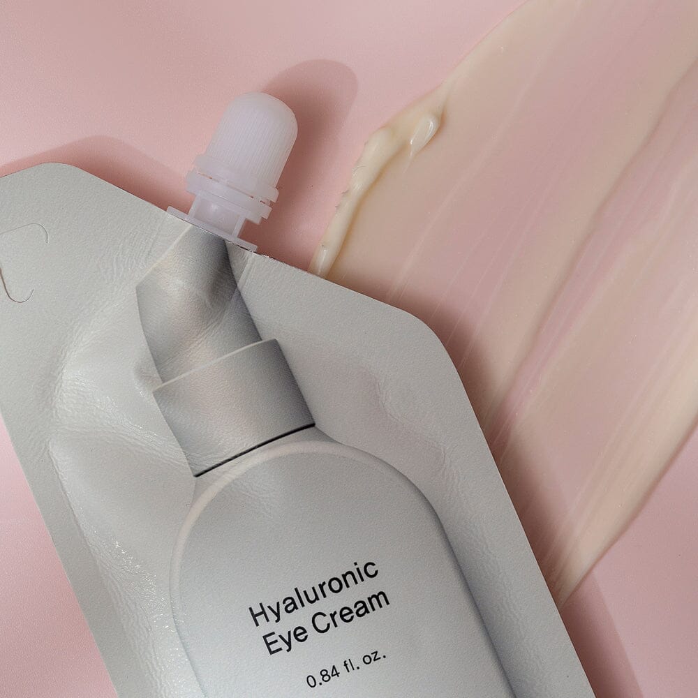 Verpackung der Hyaluronic Eye Cream von Hide Here mit Textur der Creme darunter