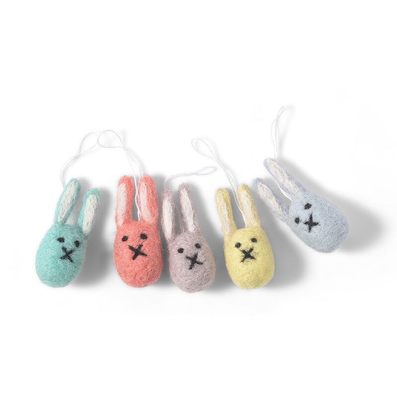 Fünf Osterhasenanhänger in unterschiedlichen Farben aus Wollfilz von Aveva